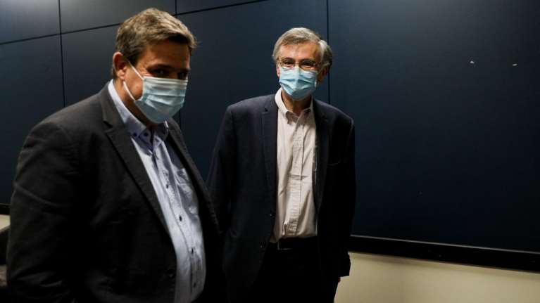 &quot;Σφάζονται&quot; στον ΣΥΡΙΖΑ για τον Τσιόδρα: Άγρια επίθεση Documento στον Ξανθό με βαριά υπονοούμενα για Novartis και διαπλοκή