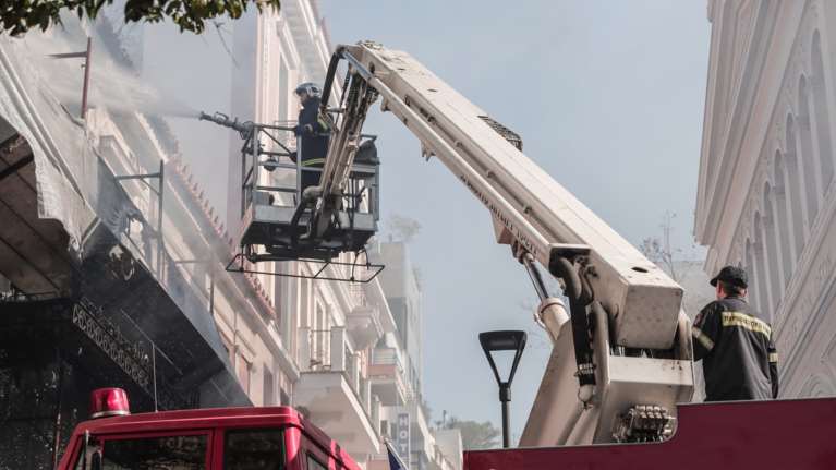 Υπό έλεγχο τέθηκε η μεγάλη φωτιά σε εγκαταλελειμμένο κτίριο στο κέντρο της Αθήνας [εικόνες - βίντεο]