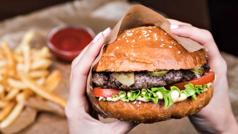 Προσοχή: Η κατανάλωση junk food με λιπαρά και ζάχαρη επηρεάζει τον εγκέφαλο - Αποκαλυπτική έρευνα του Yale