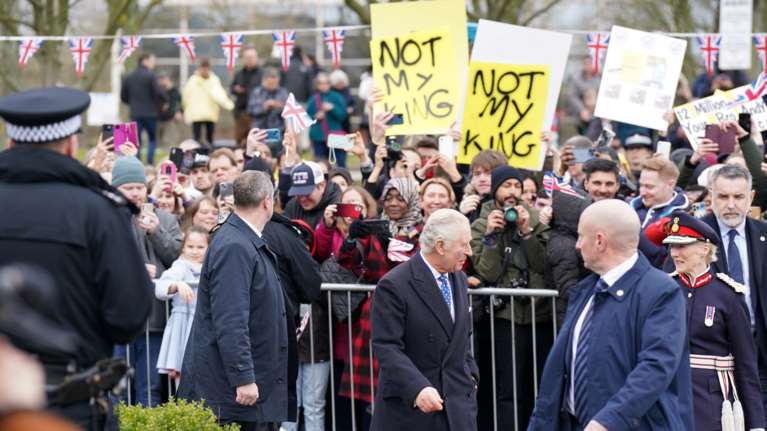 Βρετανία: Η πιο άβολη στιγμή για τον Κάρολο - &quot;Δεν είσαι ο βασιλιάς μου&quot; φώναζε το πλήθος [Εικόνες]