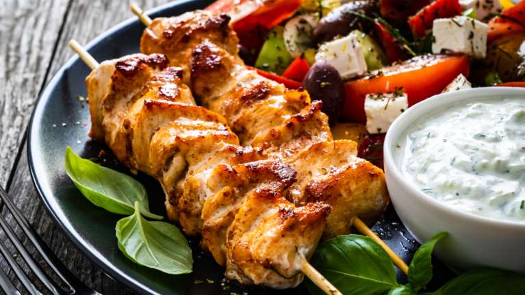 Η ακρίβεια πλήττει και το σουβλάκι - Στα ύψη οι τιμές, μειώθηκαν οι παραγγελίες