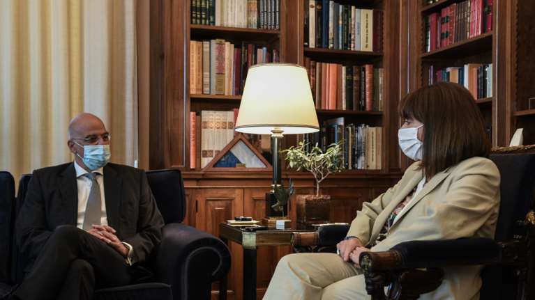 Συνάντηση Σακελλαροπούλου - Δένδια: &quot;Δεν μπορεί να γίνει διάλογος με προκλήσεις με την Τουρκία&quot;