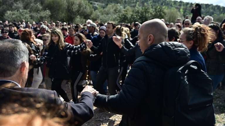 Καθαρά Δευτέρα: "Βούλιαξε" ο λόφος του Φιλοπάππου - Γλέντι με χορούς και σαρακοστιανά [εικόνες-βίντεο]