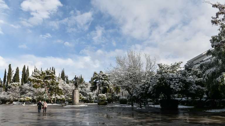 Καιρός: 48ωρος &quot;χειμώνας&quot; με κατακόρυφη πτώση της θερμοκρασίας και ακραία φαινόμενα - Χιόνια και στην Αττική