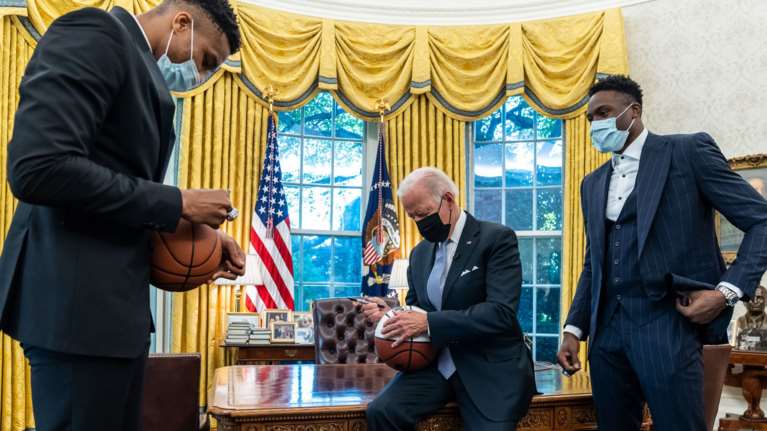 Γιώργος Παπαδόγαμβρος: &quot;Ο Αντετοκούνμπο χρειάζεται τόσο ύφασμα όσο για δύο κοστούμια&quot; [βίντεο]