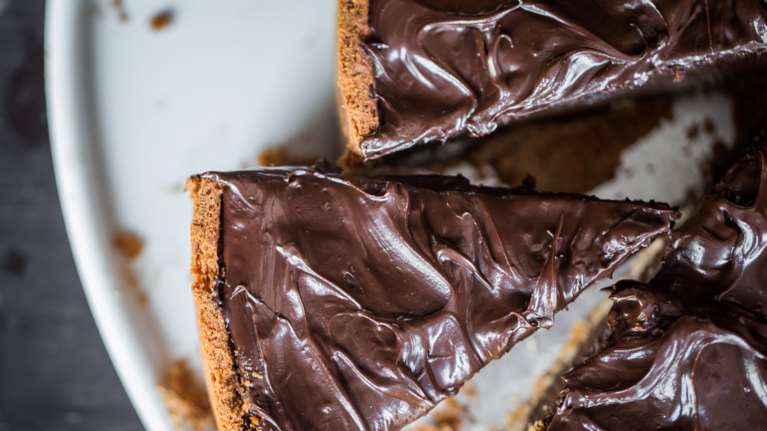 Πετρετζίκης: Συνταγή για απίθανη σοκολατόπιτα χωρίς ζάχαρη - Μόνο με 4 υλικά