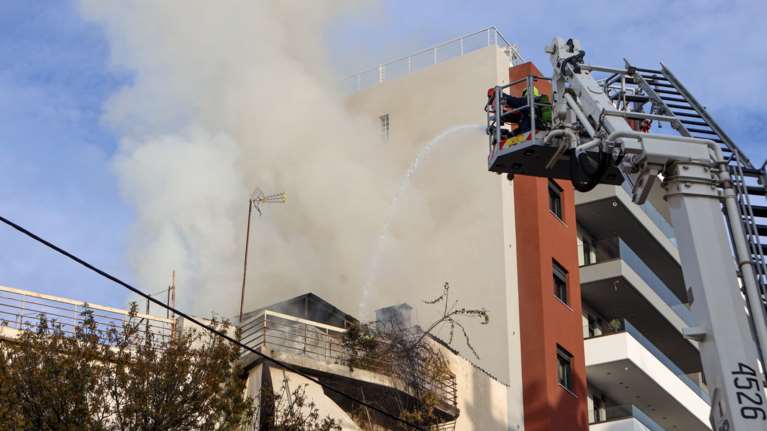 Φωτιά σε δύο διαμερίσματα σε Βριλήσσια και Νέα Σμύρνη - Μεγάλη κινητοποίηση της Πυροσβεστικής [εικόνες]