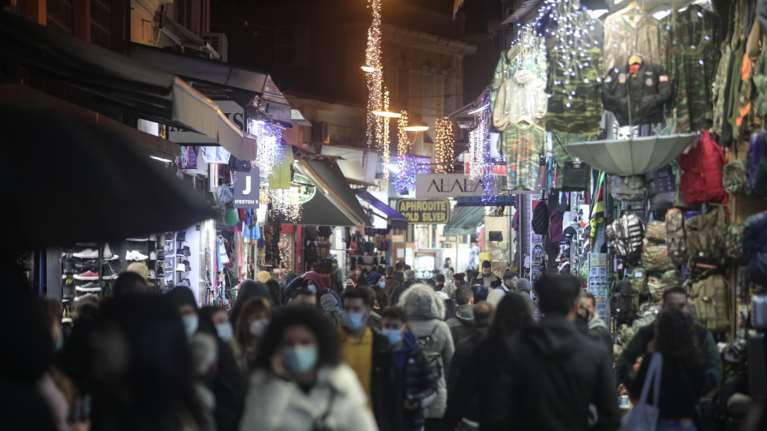 Χριστούγεννα: Πότε ξεκινά το εορταστικό ωράριο - Δύο Κυριακές με ανοιχτά μαγαζιά και συνεχές ωράριο