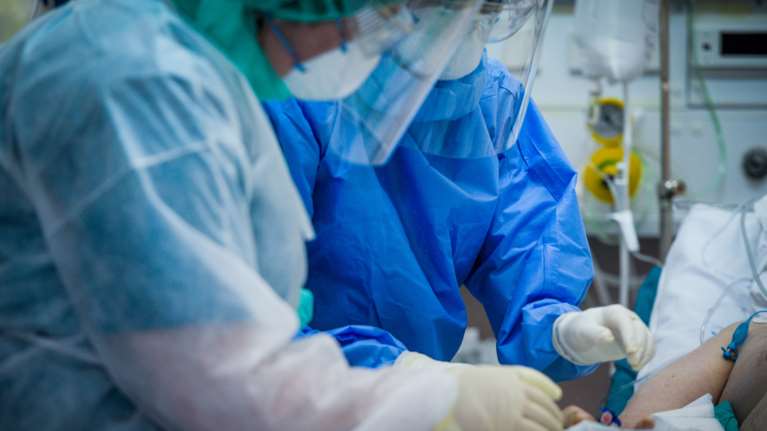 Γυναίκα 102 ετών νίκησε τον κορονοϊό - Η γηραιότερη ασθενής στην Ελλάδα πήρε εξιτήριο [βίντεο]