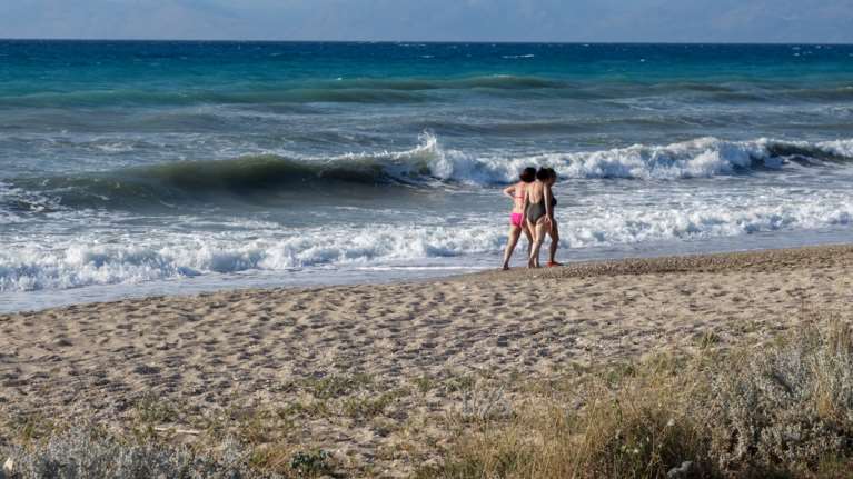 Καιρός: Ισχυροί άνεμοι και σήμερα και θερμοκρασία έως 35 βαθμούς