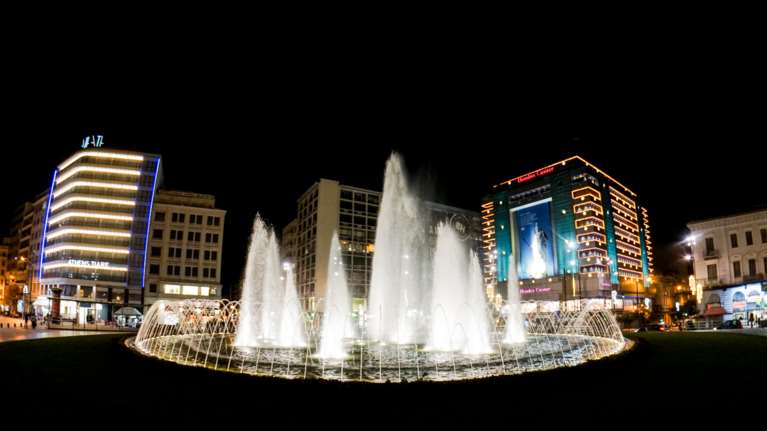 Μύρισε... Χριστούγεννα η Αθήνα: Εντυπωσιάζει ο στολισμός στο συντριβάνι της Ομόνοιας [Εικόνες]