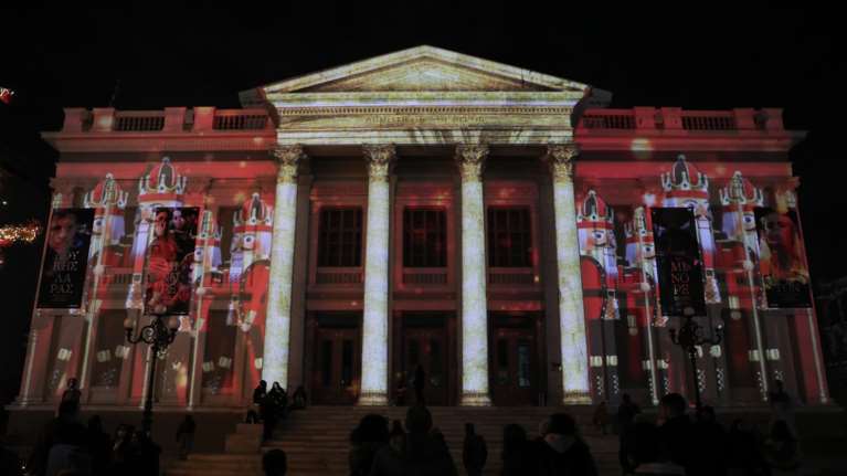 Πειραιάς: Κατέρρευσε μέρος της σκηνής στο Δημοτικό Θέατρο - Τραυματίστηκαν δύο μαθήτριες