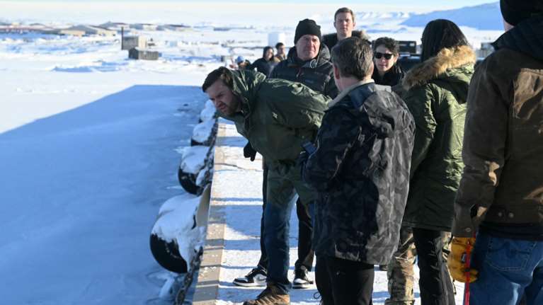 Επιμένει ο Τραμπ ότι οι ΗΠΑ πρέπει να πάρουν την Γροιλανδία - &quot;Εδώ κάνει ψοφόκρυο και κανείς δεν μου το είπε&quot; το σχόλιο Βανς