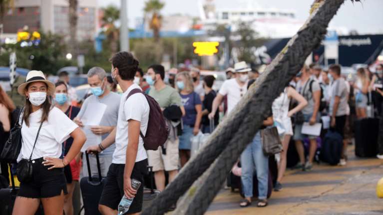 Αναχωρούν οι αδειούχοι του Δεκαπενταύγουστου - &quot;Πατείς με, πατώ σε&quot; στο λιμάνι του Πειραιά [εικόνες]