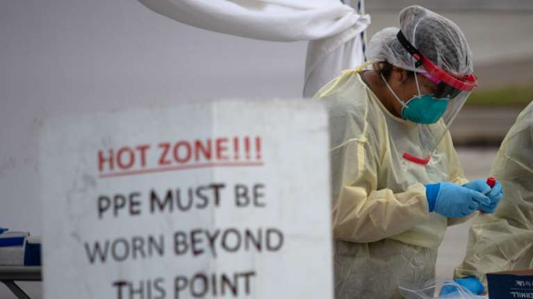 ΗΠΑ: Πάνω από 2.700 θάνατοι εξαιτίας κορονοϊού, πάνω από 195.000 κρούσματα σε 24 ώρες