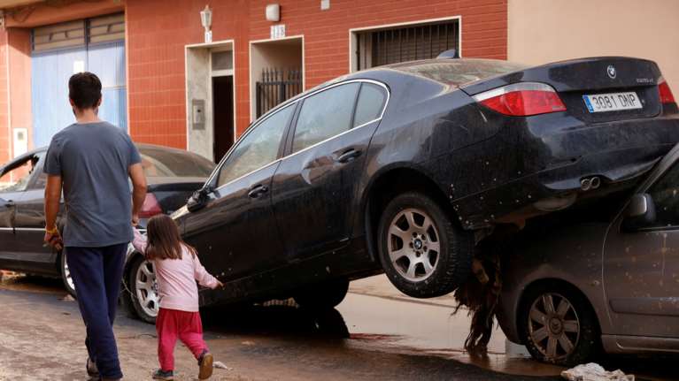 Απόγνωση στη Βαλένθια: &quot;Την κρατούσα από το χέρι και ξαφνικά φούσκωσε ο χείμαρρος&quot; - Λιγοστεύουν οι ελπίδες για αγνοούμενους