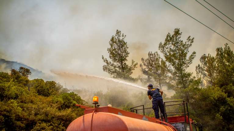 Κορινθία: Φωτιά στη Δάφνη Νεμέας - Κινητοποιήθηκαν εναέρια μέσα