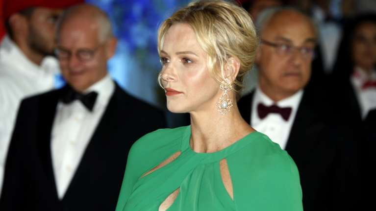 &quot;Πραγματικά απαίσιο φόρεμα&quot;: Οι εμφανίσεις της Σαρλίν με τη γοητεία της Γκρέις Κέλι και το look που απογοήτευσε