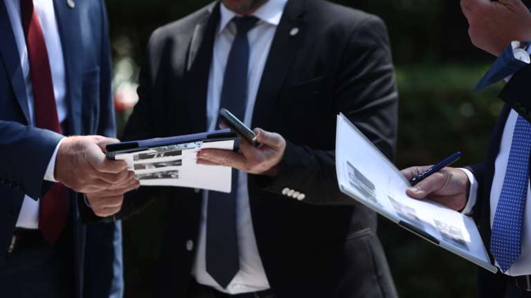 &quot;Σκονάκι&quot; με τις φωτογραφίες των υπηρεσιακών υπουργών ειχαν οι άνδρες ασφαλείας στο Προεδρικό Μέγαρο [εικόνες]