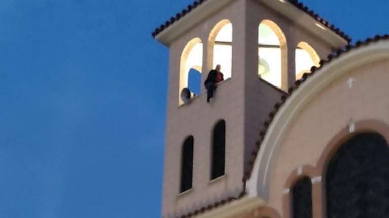 Νέος συναγερμός στο Αιγάλεω: Άνδρας ανέβηκε σε καμπαναριό και απειλεί να αυτοκτονήσει