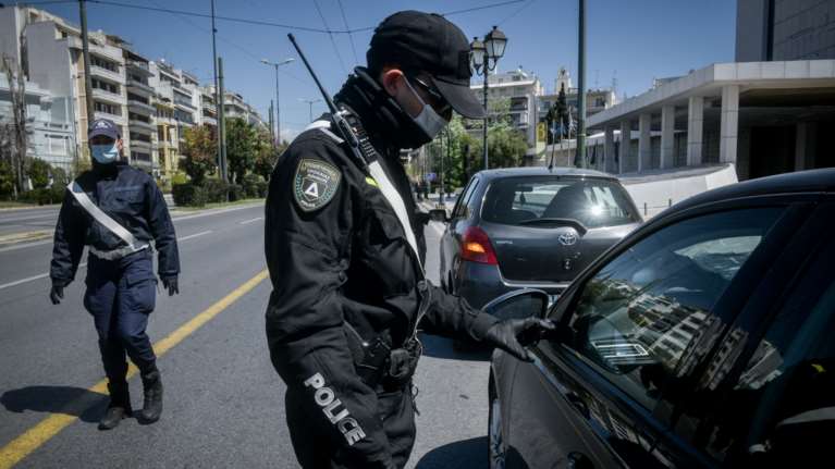 Θεοδωρικάκος: 10.000 αστυνομικοί επί ποδός και σαρωτικοί έλεγχοι - Παρέλαβε 115 περιπολικά από δωρεά