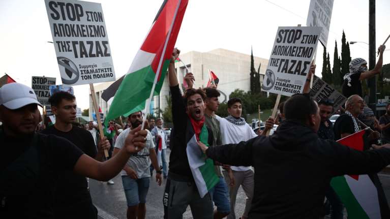 Πορεία διαμαρτυρίας Παλαιστινίων προς την πρεσβεία του Ισραήλ - Άνοιξαν οι δρόμοι[εικόνες]