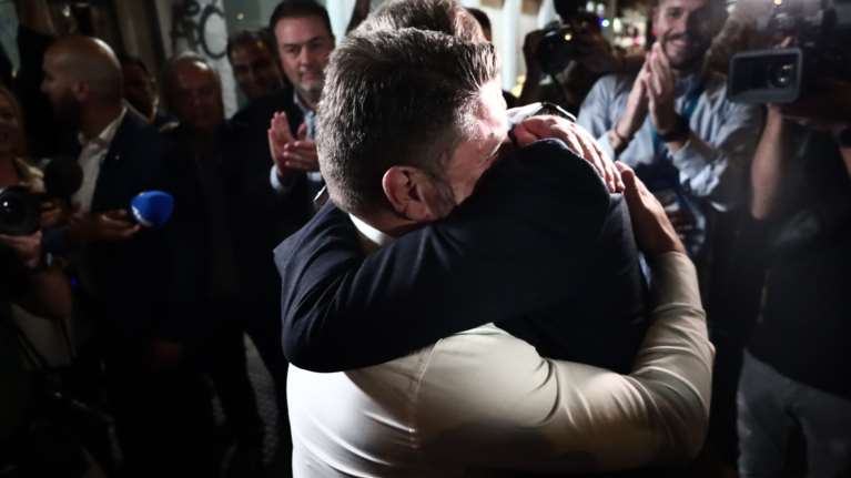 Η θερμή αγκαλιά Μητσοτάκη στον Χαρδαλιά μόλις τον αντικρίζει μετά την άνετη επικράτηση στην Περιφέρεια Αττικής [Εικόνες]