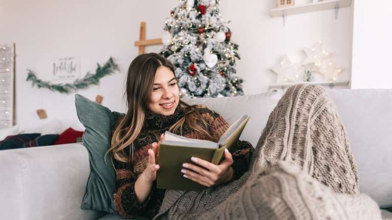 Προτάσεις: 4+1 βιβλία ξένων συγγραφέων για να διαβάσετε στις γιορτές