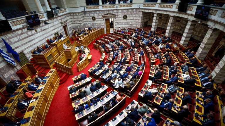 Πώς ψήφισαν τα κόμματα το νομοσχέδιο με τις αυξήσεις και τις ελαφρύνσεις: Οχι επί της αρχής, ναι στα θετικά άρθρα