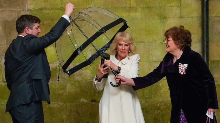 "Ο βασιλιάς τα πηγαίνει εξαιρετικά": Καθησυχαστική η Καμίλα για την υγεία του Καρόλου