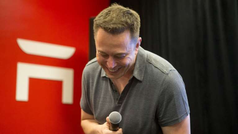 Ίλον Μασκ - Ο πατέρας του αποκαλύπτει: Η &quot;μάτσο&quot; ανατροφή, οι συγκρούσεις τους και η ατάκα &quot;νομίζω ότι είσαι βλάκας&quot;