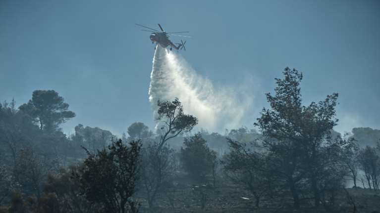 Φωτιά στο Κορωπί: Ζημιές σε σπίτια από τις φλόγες - Εκκενώθηκαν τρεις περιοχές, καλύτερη η εικόνα της πυρκαγιάς