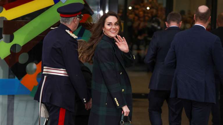 Κέιτ Μίντλετον: Η θεϊκή εμφάνιση με tartan μετά το φαρμάκι του πρίγκιπα Χάρι και το μεγάλο στιλιστικό λάθος της