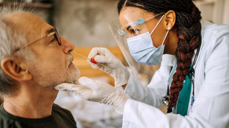 Ασχημα τα νέα: Μπορούμε να κολλήσουμε κορονοϊό ακόμα και τρεις φορές μέσα σε ένα χρόνο, λένε οι επιστήμονες