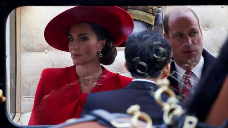 Η κενή κάρτα της Κέιτ Μίντλετον και το μήνυμα από το παλάτι: Τι έλειπε για πρώτη φορά και πώς έσπασε το πρωτόκολλο