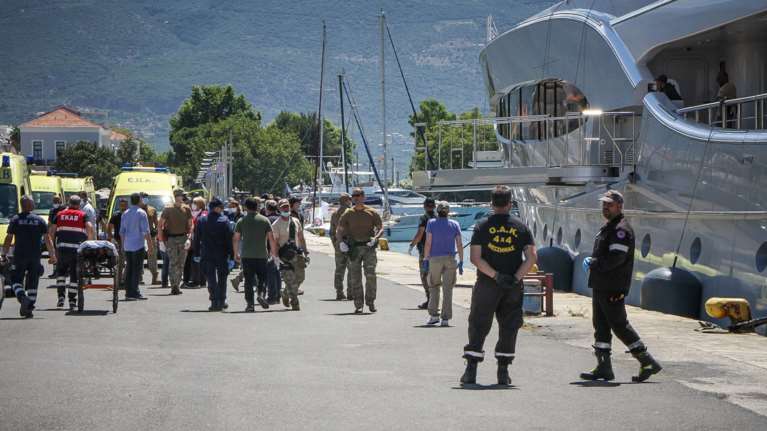 Πολύνεκρο ναυάγιο στην Πύλο: Τρία άτομα ανακρίνονται στο Λιμεναρχείο Καλαμάτας