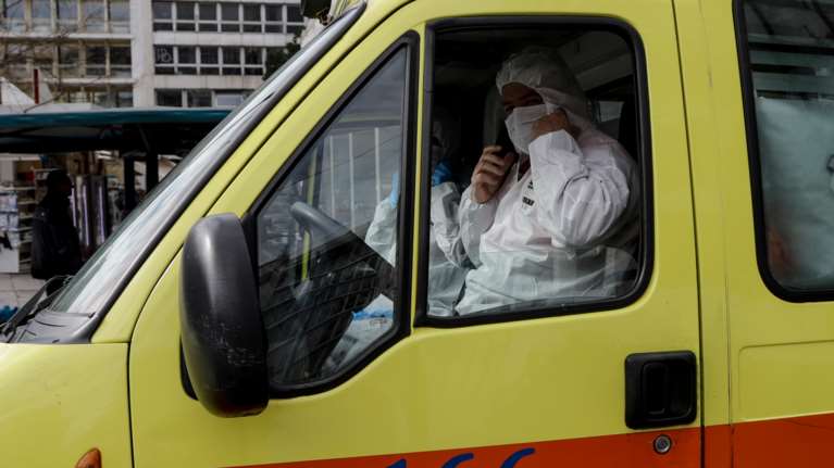 Κορονοϊός: Πέθανε 52χρονος ανεμβολίαστος τραυματιοφορέας του Λαϊκού Νοσοκομείου