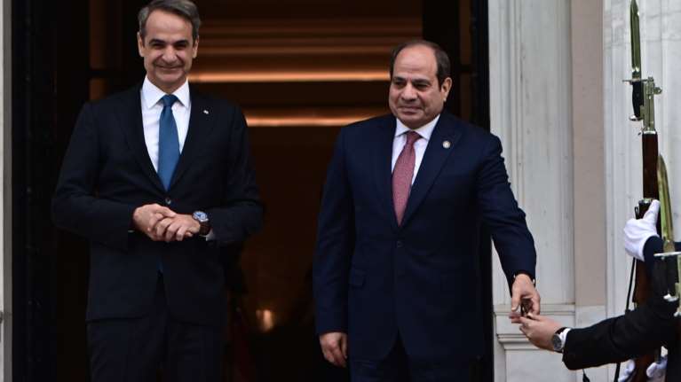 Στο Μαξίμου ο Αιγύπτιος πρόεδρος Αλ Σίσι - Θερμή υποδοχή Μητσοτάκη [εικόνες]