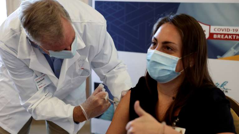 Νέα Υόρκη: Δικαστής μπλόκαρε τον υποχρεωτικό εμβολιασμό στους υγειονομικούς για θρησκευτικούς λόγους