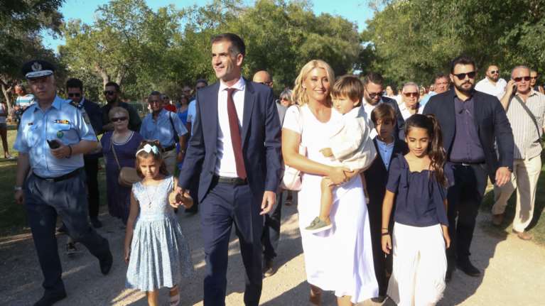 Μπακογιάννης - Κοσιώνη: Διακοπές στα Χανιά με τον γιο τους [Εικόνα]