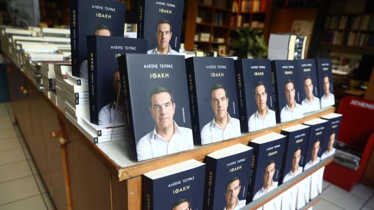 Πώς διάβασε το Μαξίμου το βιβλίο Τσίπρα: "Για όλα τα λάθη έφταιγαν οι άλλοι και ποτέ ο ίδιος"