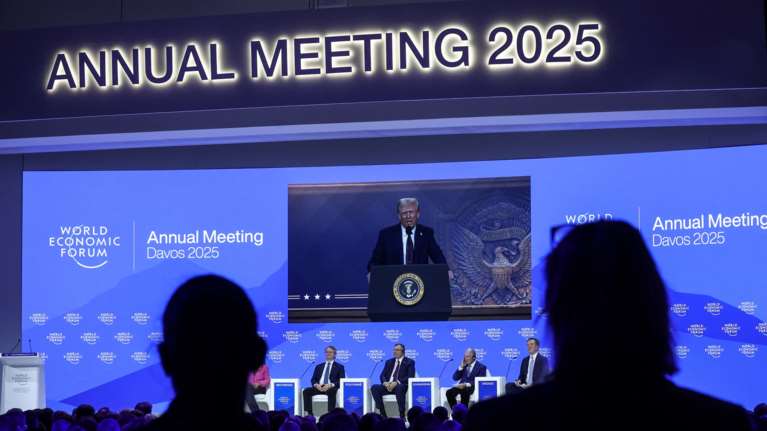 Προειδοποίηση Τραμπ στο Νταβός: Ελάτε στην Αμερική να παράγετε τα προϊόντα σας, αλλιώς θα πληρώσετε δασμούς