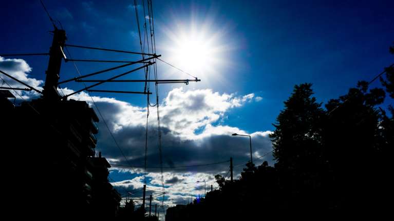 Ανοιξιάτικος.... καιρός και σήμερα: Έως τους 25 βαθμούς θα σκαρφαλώσει ο υδράργυρος - Πού θα βρέξει