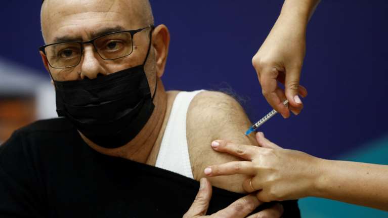 Το Ισραήλ ξεκινάει τη χορήγηση τέταρτης δόσης του εμβολίου και σε ηλικιωμένους που φιλοξενούνται σε γηροκομεία