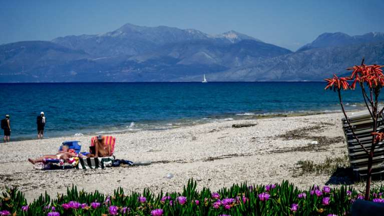 Συνεχίζεται η καλοκαιρία και σήμερα Κυριακή: Στους 34 βαθμούς η θερμοκρασία, με λίγες βροχές και συννεφιά