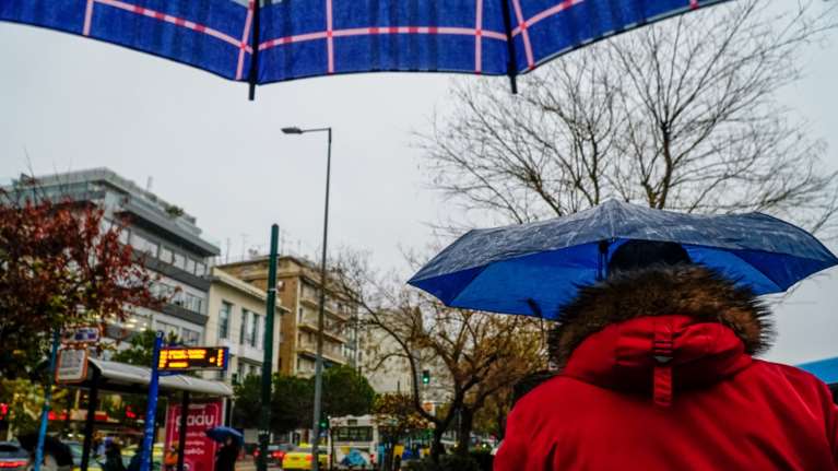 Καιρός: Φθινοπωρινό σκηνικό με βροχές - Η πρόγνωση για τη Μεγάλη Εβδομάδα