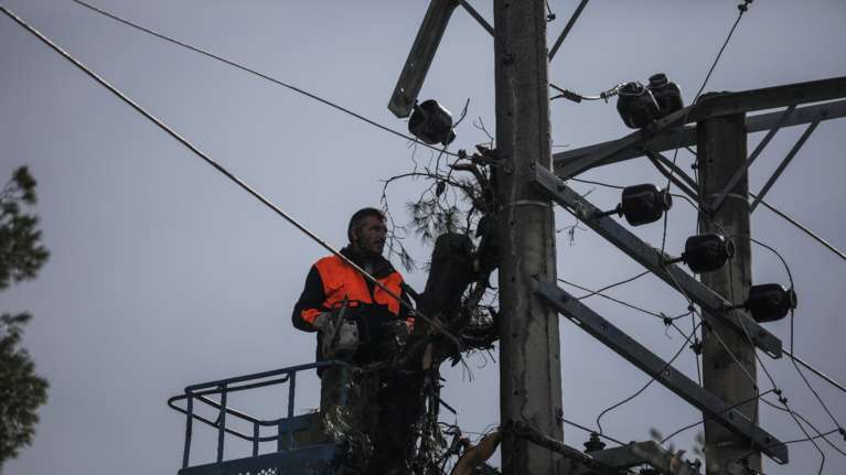 ΔΕΔΔΗΕ: Αποκαταστάθηκαν οι βλάβες από την κακοκαιρία Bora στη Θεσσαλονίκη - Έως το βράδυ στη Χαλκιδική
