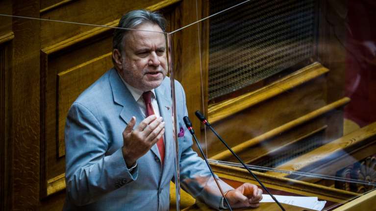 Σάλος με τη δήλωση Κατρoύγκαλου για αύξηση εισφορών σε ελεύθερους επαγγελματίες: &quot;Εξέφρασα την προσωπική μου άποψη&quot;