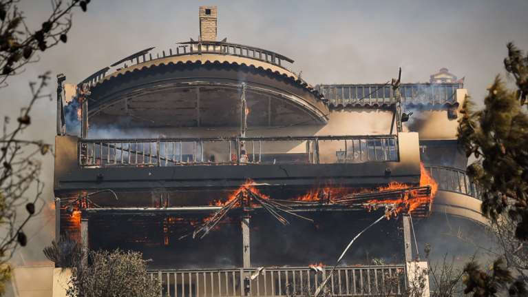 Φωτιά στη Βούλα: Σε ύφεση οι πύρινες γλώσσες  - Πώς ξέσπασε η πυρκαγιά
