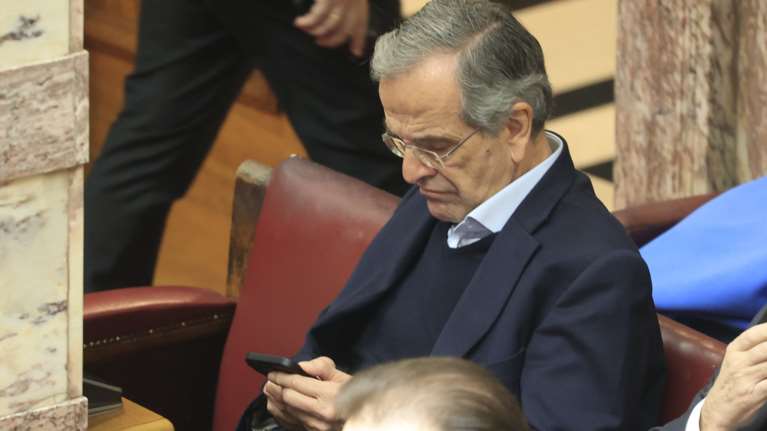 Νέο "χτύπημα" Σαμαρά; Αύριο θα μιλήσει στην πρόταση δυσπιστίας κατά της κυβέρνησης